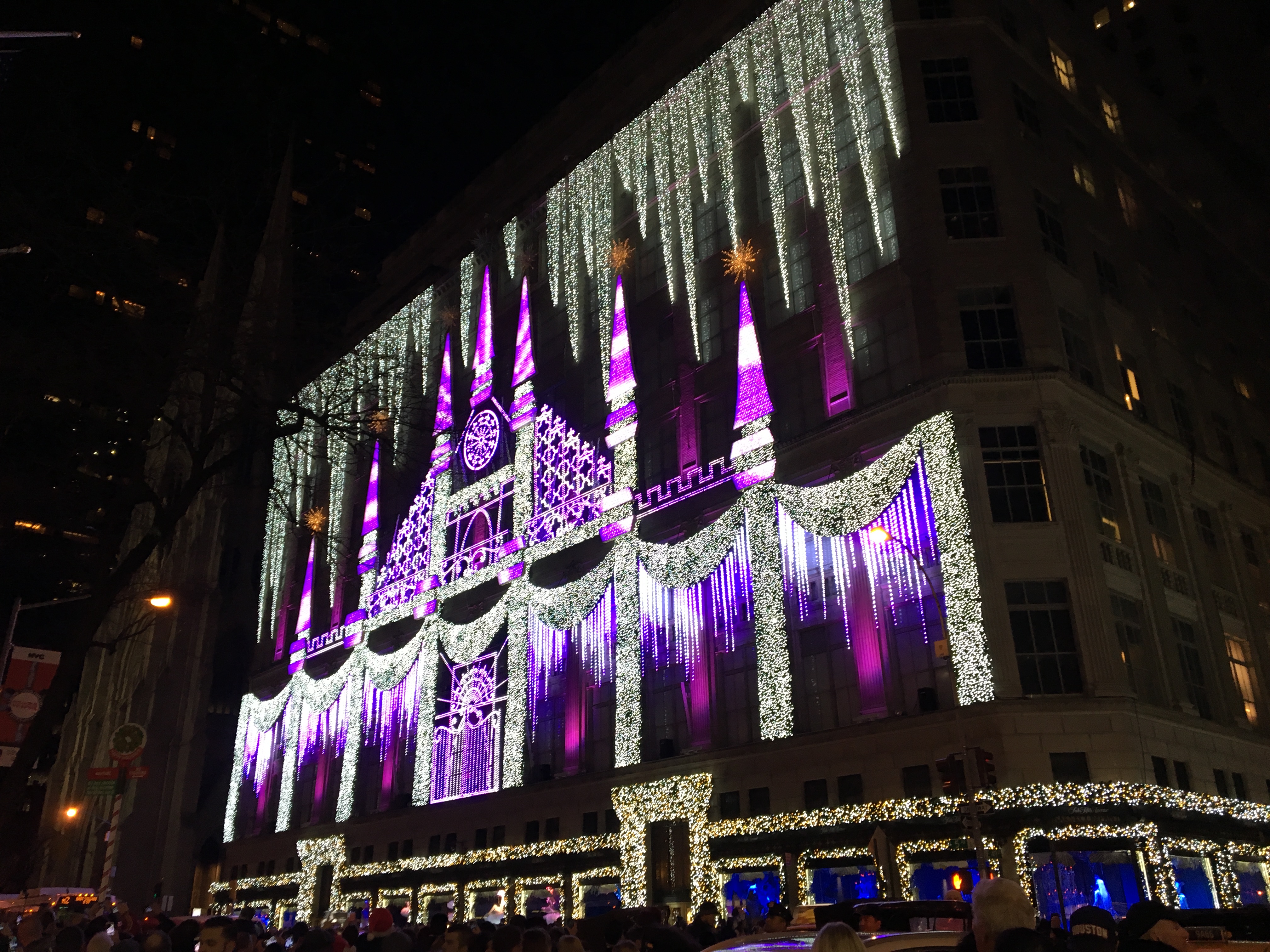 Light show at Saks Fifth Avenue‌ in NYC • HOUSE OF WEND