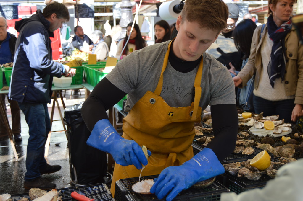 Fresh shucked oysters at the Marché Bastille