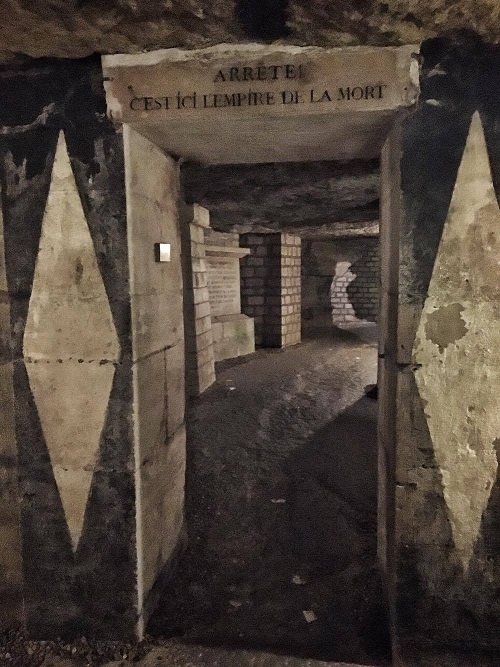 a-chilling-day-in-the-catacombs-of-paris-12