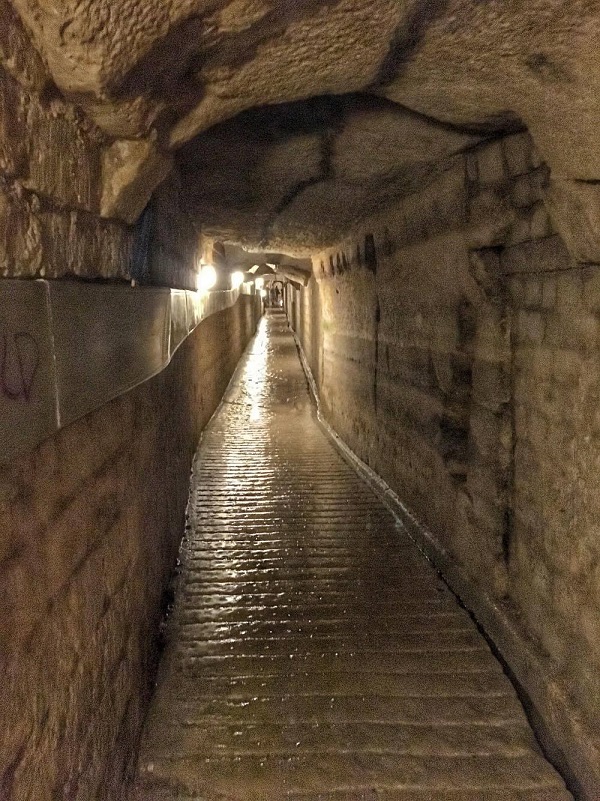a-chilling-day-in-the-catacombs-of-paris-14